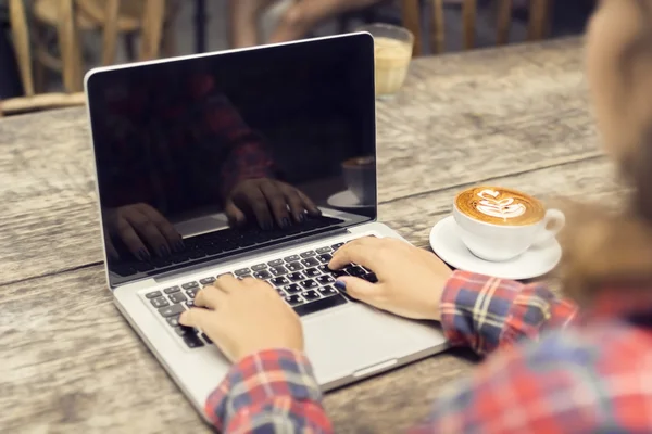 Menina com laptop e caneca de café — Fotografia de Stock