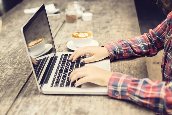 Estudante com laptop e cappuccino — Fotografia de Stock