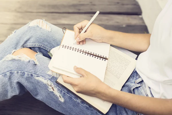 Fille écrit dans un cahier — Photo