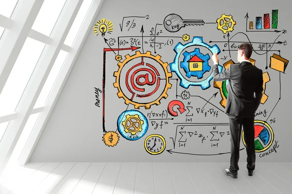 Бизнесмен рисует план стартапа на стене — стоковое фото