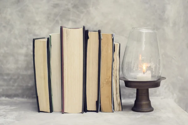 Libros y acandle en la mesa —  Fotos de Stock