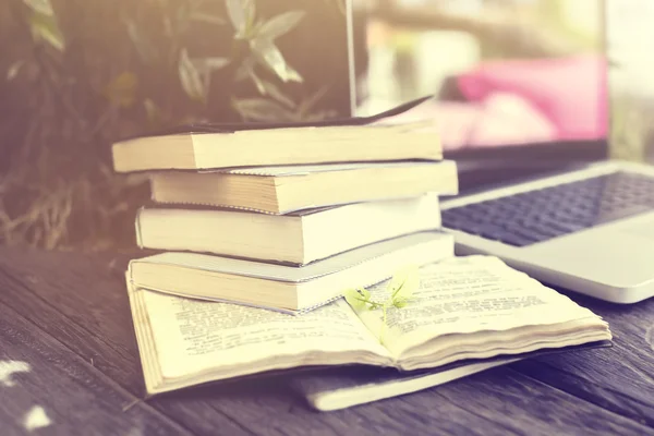 Packung Bücher und Laptop — Stockfoto