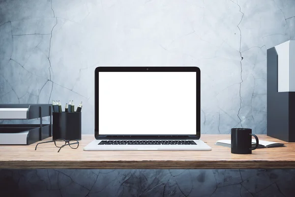 Tela em branco do laptop na mesa de madeira — Fotografia de Stock