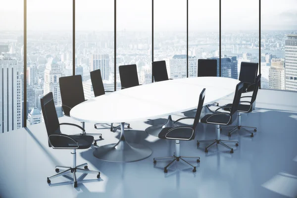 Mesa de conferência com cadeiras no escritório — Fotografia de Stock