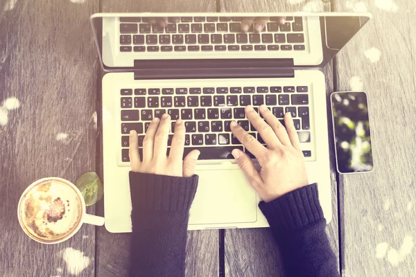 Meisje met laptop, smartphone en koffie — Stockfoto