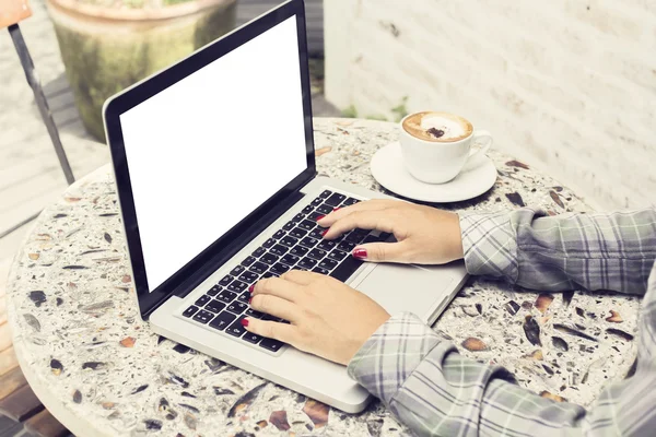 Menina, laptop com tela em branco e café — Fotografia de Stock