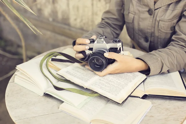 Dívka s knihami a starý styl fotoaparát — Stock fotografie