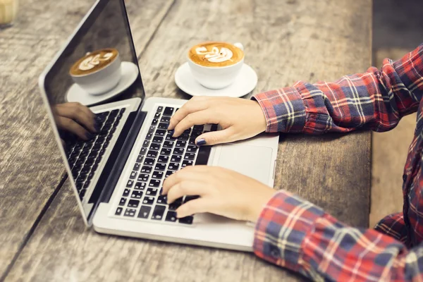 Menina com laptop e xícara de café — Fotografia de Stock