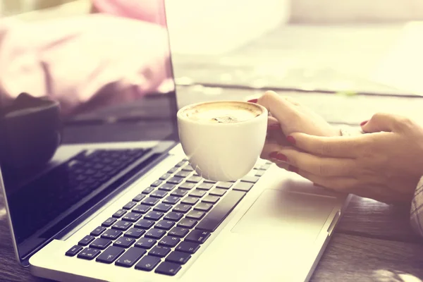 Menina beber café com laptop — Fotografia de Stock