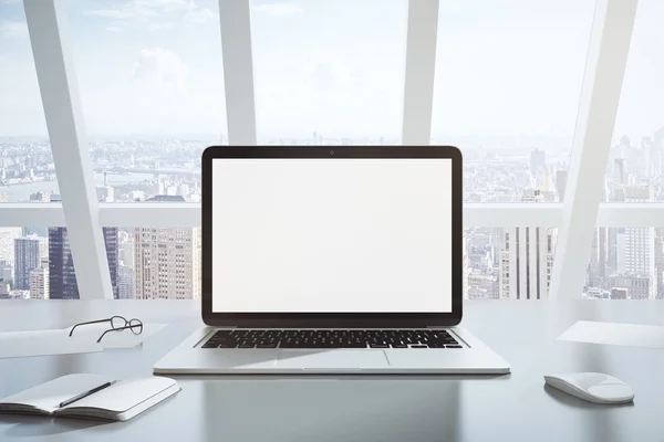 Pantalla en blanco del ordenador portátil, diario y gafas —  Fotos de Stock