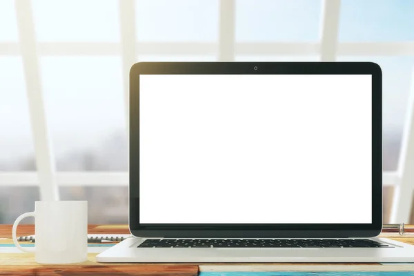 Laptop em branco com xícara de café — Fotografia de Stock