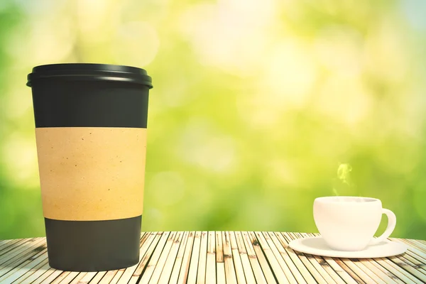 Papiertasse Kaffee und Tasse auf dem Tisch — Stockfoto