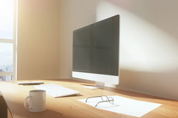 Güneşli masaüstü bilgisayar ile — Stok fotoğraf