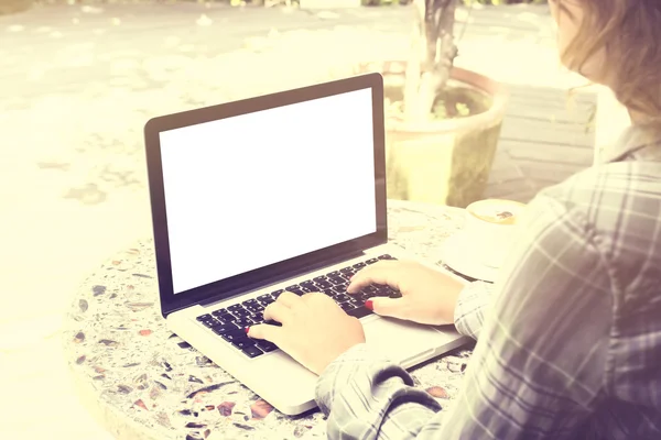 Pantalla en blanco de la computadora portátil y las manos de niña —  Fotos de Stock