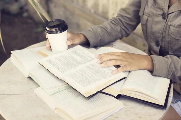 Mädchen lesen Buch mit Tasse Kaffee — Stockfoto