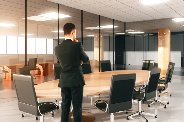 Empresário assistindo na mesa redonda de conferências — Fotografia de Stock