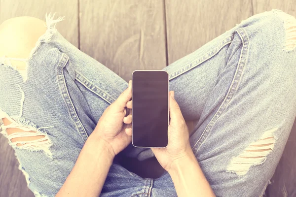 Menina segurando smartphone — Fotografia de Stock