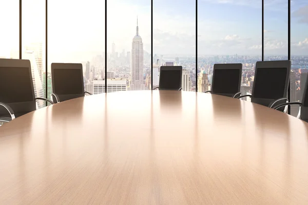 Konferenzraum mit großem runden Tisch — Stockfoto