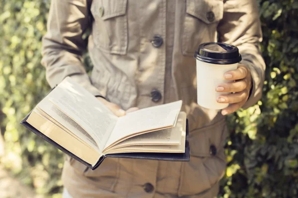 Mädchen mit Tasse Kaffee und einem Buch — Stockfoto