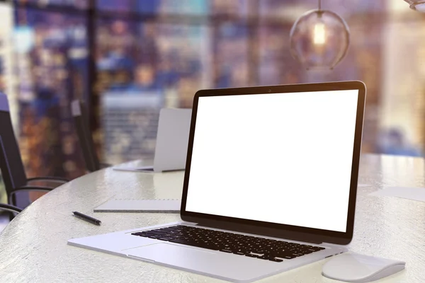 Blank bærbar PC i møterommet – stockfoto