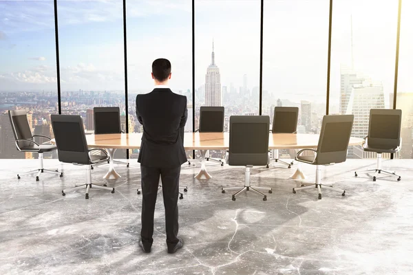 Geschäftsmann im Konferenzraum — Stockfoto