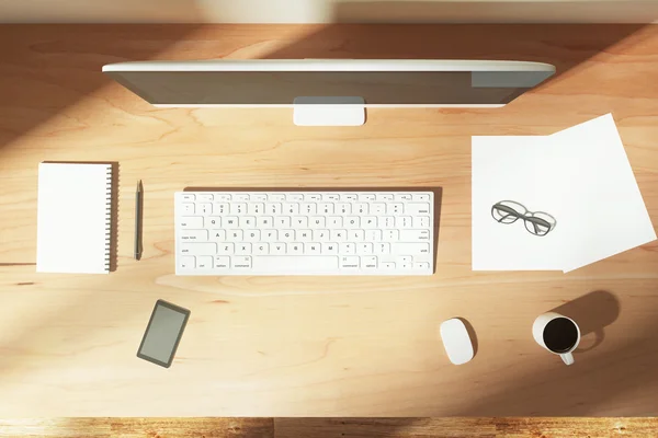 Escritorio con ordenador, teclado y taza de café — Foto de Stock