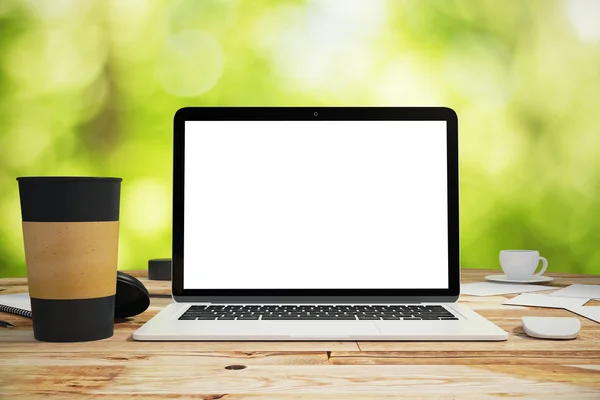 Laptop em branco e xícara de café preto — Fotografia de Stock