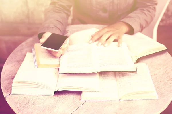 Fille avec des livres et téléphone portable — Photo