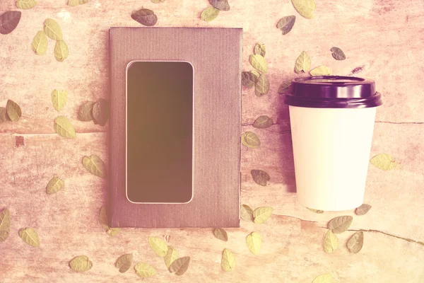 Telefon komórkowy, pamiętnik i filiżankę kawy — Zdjęcie stockowe