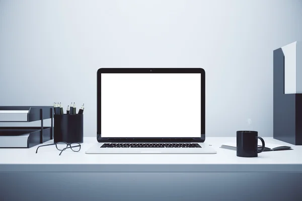 Laptop com óculos e caneca de café — Fotografia de Stock