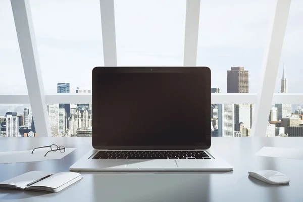 Laptop na mesa de escritório — Fotografia de Stock