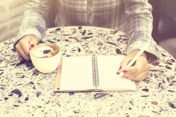 Девушка с дневником и чашкой кофе — стоковое фото