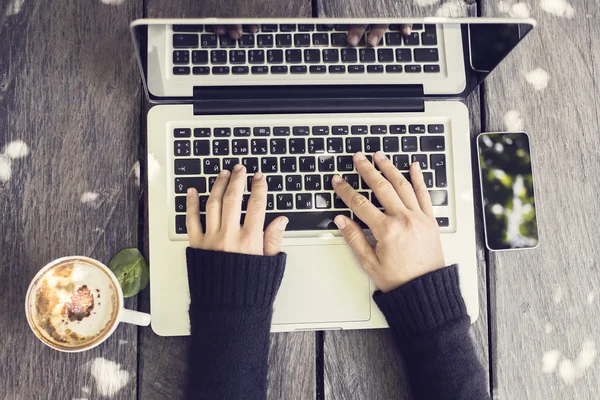 Mãos menina com laptop — Fotografia de Stock