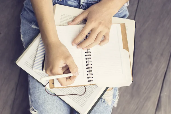 Meisje met boeken en dagboek — Stockfoto