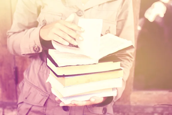 Mädchen mit Bücherstapel — Stockfoto