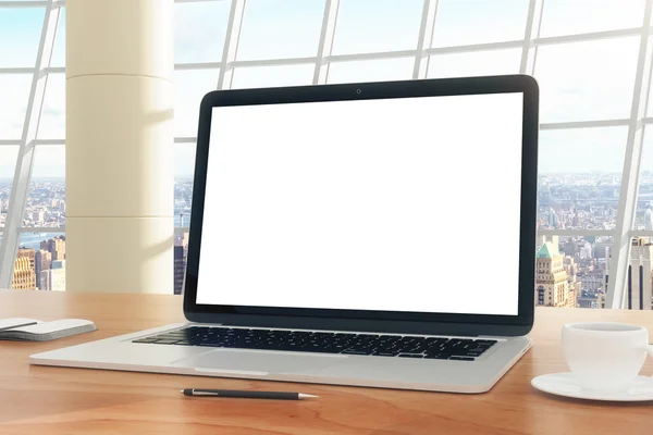 Tela em branco do laptop na mesa — Fotografia de Stock