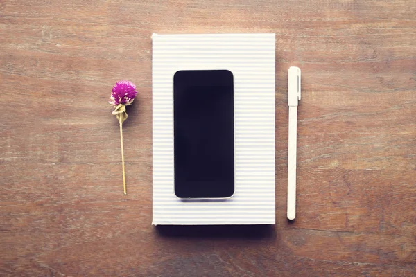 空白的手机、 日记和笔 — 图库照片
