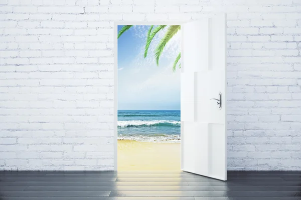 Open deur in een strand met Oceaan — Stockfoto