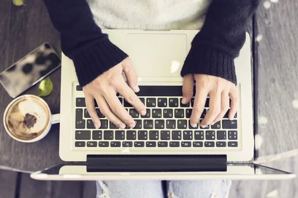 Schoolmeisje te typen op een laptop — Stockfoto