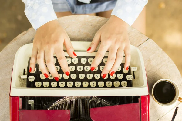 Girl typing on the old typewriter — Stock Photo, Image