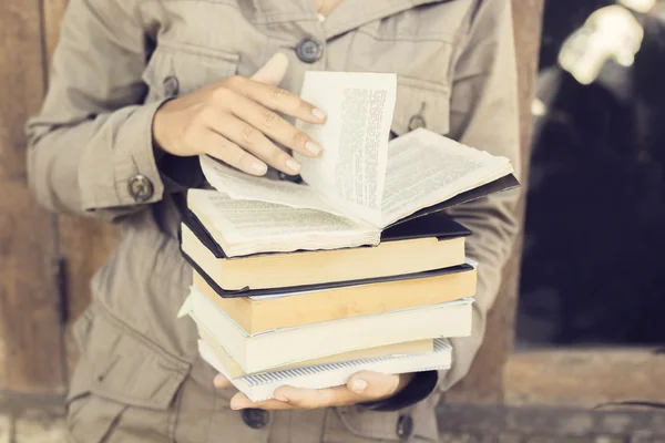 Menina lendo livros ao ar livre — Fotografia de Stock