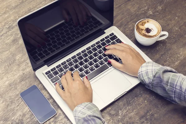 Tjej som skriver på laptop — Stockfoto