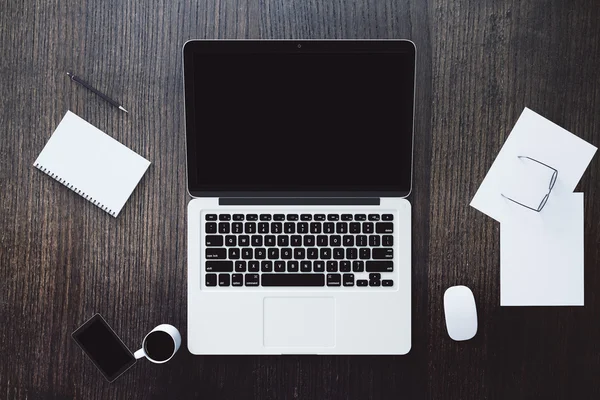 Laptop em branco na superfície de madeira — Fotografia de Stock