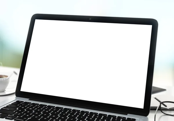 Schermo vuoto del computer portatile con caffè e bicchieri, modellare — Foto Stock