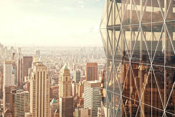 Rascacielos vítreo moderno con vista a la ciudad fondo — Foto de Stock