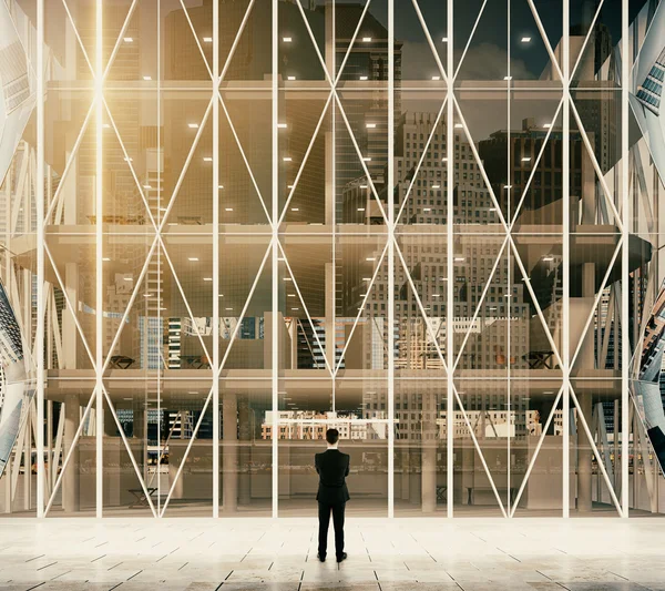 Geschäftsmann vor dem Eingang zum modernen Glasgeschäft — Stockfoto