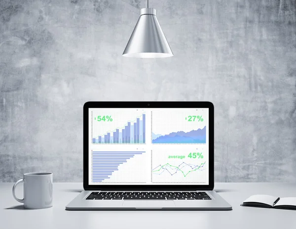 Gráficos de negocios en la pantalla de la computadora portátil con taza de café, diario en co — Foto de Stock