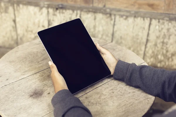 Девушка с чистым цифровым экраном планшета и деревянным столом на открытом воздухе , — стоковое фото