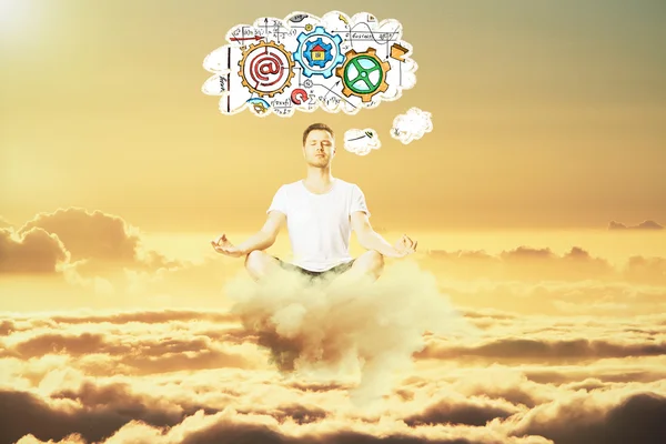 Man mediteren in de hemel en denken over regeling bedrijfsconcept — Stockfoto