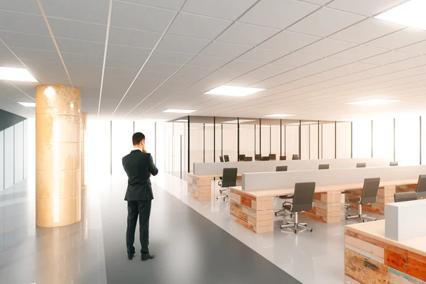 Affärsman i moderna öppna ytor kontor med möbler — Stockfoto